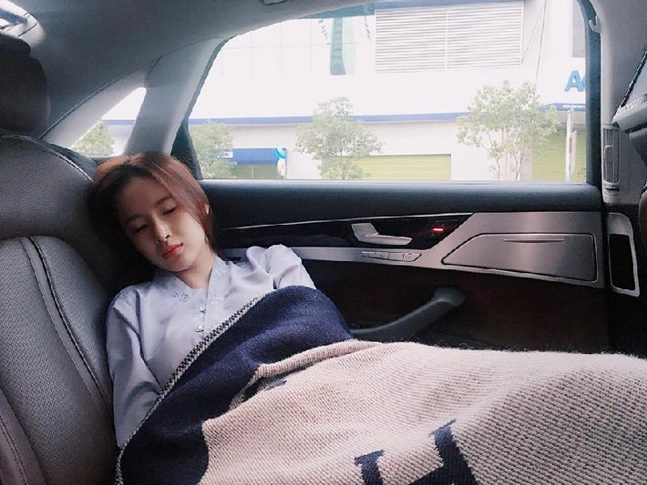 Angela Phương Trinh tự tin khoe ảnh bị chụp lén xinh như thiên thần khi mình ngủ quên trên xe ô tô.