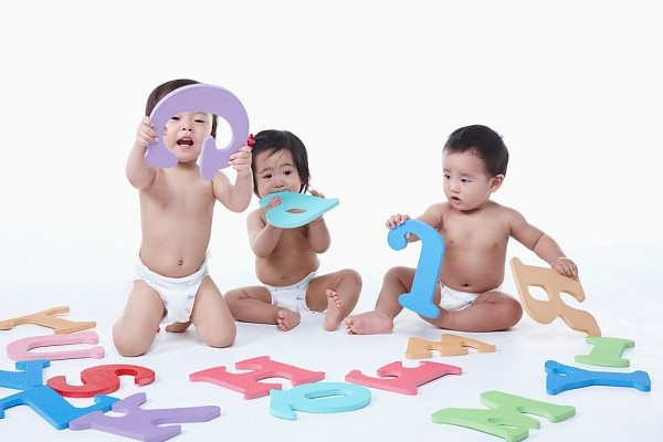 Nếu thấy trẻ tỏ ra không lắng nghe khi bạn hay ai đó nói chuyện với chúng thì có thể là một dấu hiệu cảnh báo con có vấn đề về ngôn ngữ.