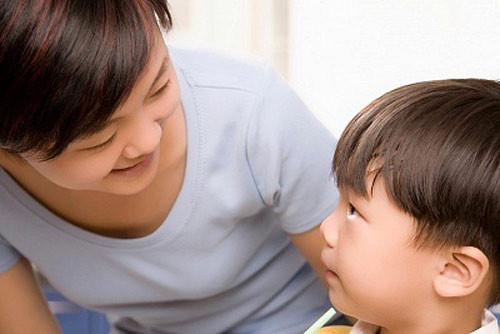 Bé 18 tháng tuổi nếu sự phát triển ngôn ngữ của bé có dấu hiệu ngưng đột ngột hoặc bị thoái lui thay vì tiến bộ hơn cũng cần kiểm tra sớm.
