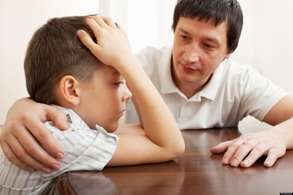 Bé 2 tuổi nếu chỉ nói được “ba, mẹ”, và chỉ hiểu được vài từ khác, chưa biết phối hợp 2 từ hoặc nói câu ngắn cũng phải đi kiểm tra.