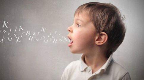 Từ lúc sinh đến 6 tháng tuổi nếu bé không phản ứng với tiếng động kiểm tra và xác định lại vấn đề bé gặp phải.