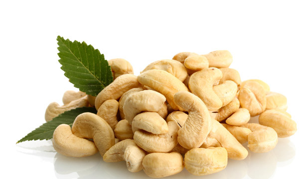 Hạt điều: Hạt điều không chỉ bùi, béo ngậy mà nó còn nhiều vitamin, khoáng chất, chất chống oxy hóa đẩy lùi các gốc tự do trong cơ thể, ngăn ngừa ung thư, tốt cho xương khớp, người giảm cân, chị em phụ nữ ở tuổi mãn kinh…