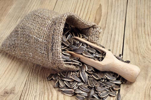 Hạt hướng dương: Biết cách ăn hướng dương thì loại hạt khô ăn Tết này rất tốt cho sức khỏe.