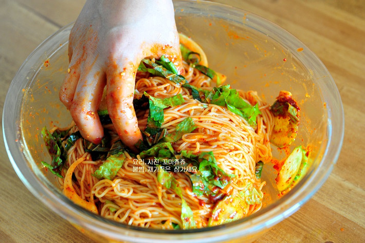 mì trộn: Với món này bạn phải đun sôi một nồi nước để luộc mì tới độ chín nhất định thì vớt mì ra.