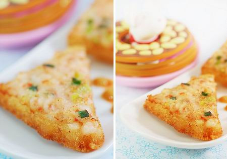 Bánh mì tôm chiên giòn: Chế biến món này bằng cách đun sôi mì tôm trong nước rồi vớt ra, để ráo. Tiếp đó cho mì, hành tây thái lát, một quả trứng vào bột mì đã hòa với nước.