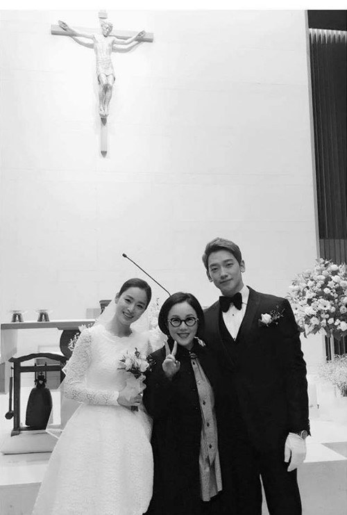 Đám cưới của sao châu Á ít tốn kém nhất: Won Bin - Lee Na Young cùng Kim Tae Hee - Bi Rain là hai cặp nghệ sĩ gây chú ý vì tổ chức đám cưới với kinh phí cực nhỏ. Nữ diễn viên Nấc thang lên thiên đường và nam ca sĩ mắt một mí chỉ bỏ ra 1,37 triệu won (tương đương 1.100 USD) cho ngày trọng đại. Đáng nói, khoảng 500.000 won là tiền thuê địa điểm cưới. Các chi phí còn lại như hoa cưới, váy cưới, tiền bồi dưỡng nhân viên phục vụ tại buổi lễ chỉ tốn khoảng 870.000 won. Ngay cả váy cưới được may với chi phí thấp, lấy ý tưởng từ chính cô dâu.