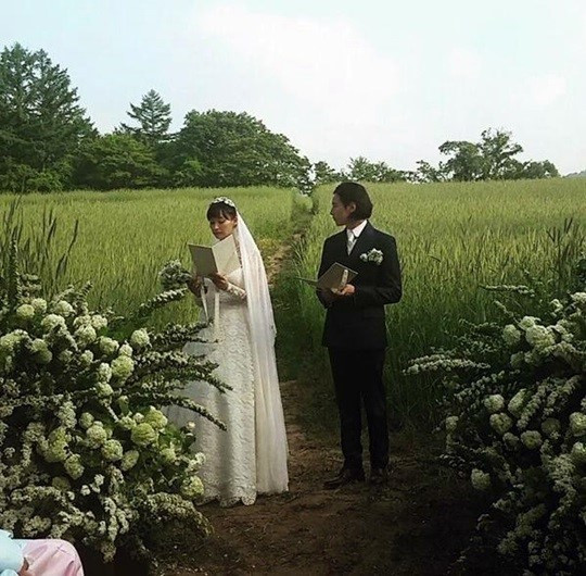 Theo KBS, tổng chi phí cho đám cưới Won Bin và Na Young bao gồm cả đồ ăn và chi phí tổ chức chỉ khoảng 1,1 triệu won (tương đương 1.000 USD). Một con số vô cùng khiêm tốn so với các nghệ sĩ nổi tiếng. Một người dân địa phương cho thuê nhà chuẩn bị hôn lễ tiết lộ: “Có một chàng trai gọi điện đến hỏi thuê nhà. Cậu ấy nói về việc có đoàn sinh viên sẽ đến vùng này, chúng tôi không hề nghĩ đó là phục vụ đám cưới của ngôi sao”.