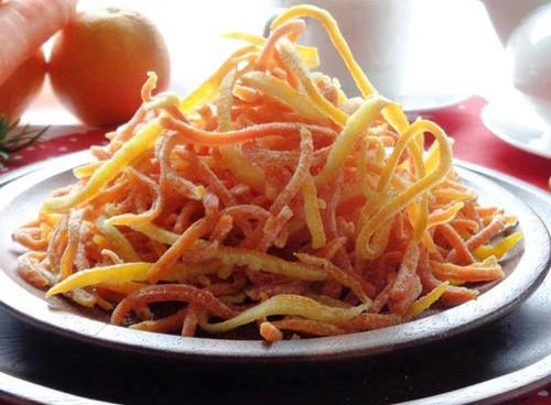 Nguyên nhân cũng bởi vì trong mứt có chứa hàm lượng đường lớn, ăn mứt tết quá nhiều rất dễ khiến cân nặng của bạn lại tăng thêm khiến bạn dễ nổi mụn, táo bón...