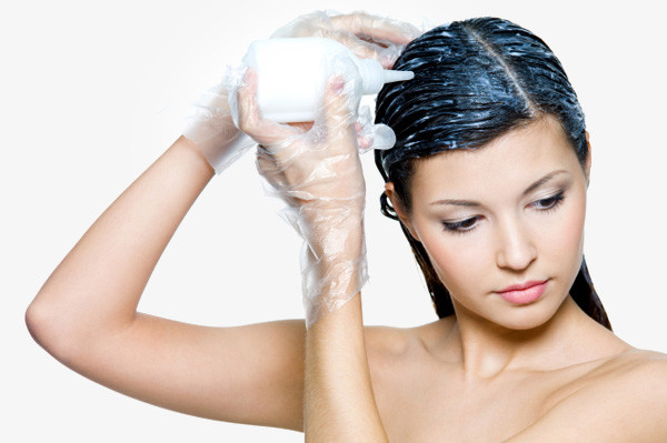 Để hạn chế nguy cơ dị ứng thuốc nhuộm tóc, trước khi bôi thuốc lên tóc bạn hãy lấy trước một lượng nhỏ để thử phản ứng thuốc nhuộm với cơ thể.