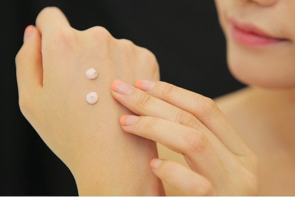 Cách thử có thể thực hiện như sau: Bôi một ít thuốc nhuộm đã pha loãng lên vùng da nhạy cảm ở cánh tay sau đó chờ một khoảng thời gian nếu thấy có cảm giác ngứa rát, râm ran, nổi mẩn ở quanh vùng da thử thuốc đó thì không nên nhuộm.