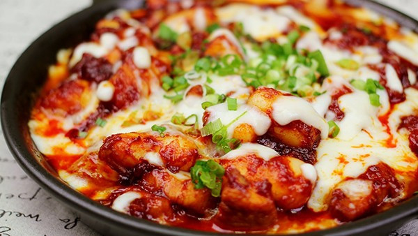 Gà nướng phô mai nóng hổi béo ngậy, rất thích hợp làm món ăn quây quần bạn bè trong ngày chuyển lạnh.