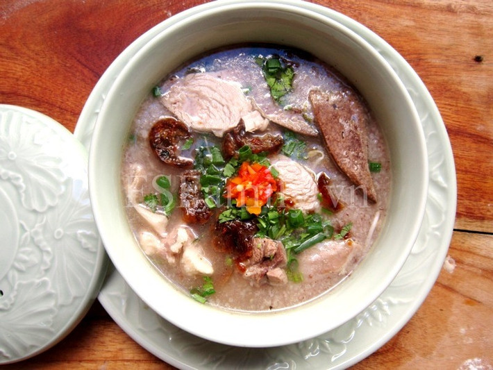 Với những người ốm yếu, mệt mỏi hoặc bị cảm ăn cháo lòng buổi sáng có thể khiến bạn bị đầy bụng khó tiêu. Nguồn ảnh: Món ngon mỗi ngày.