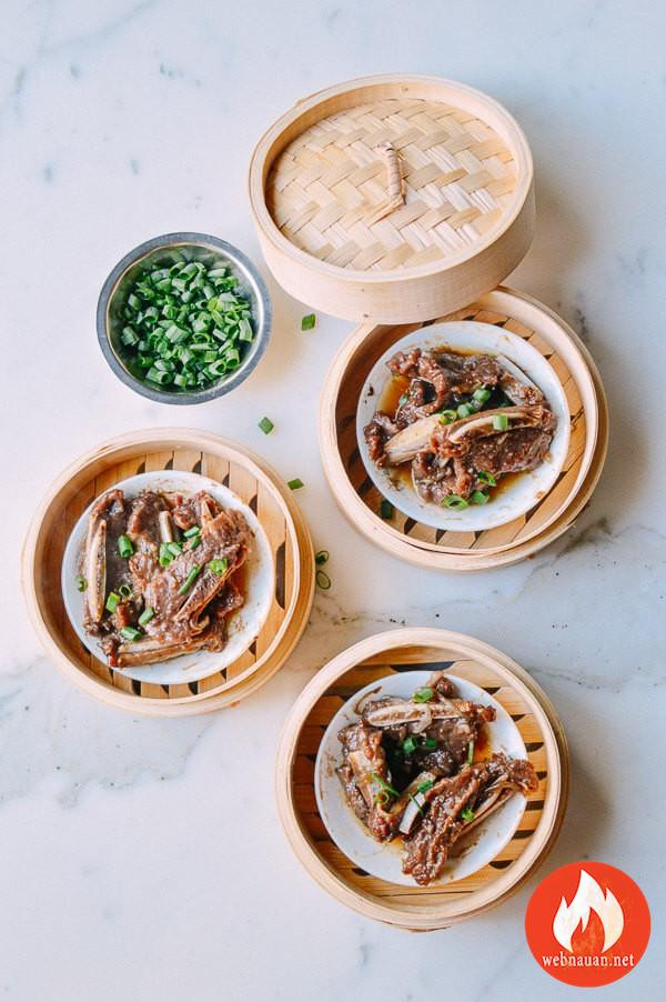 Sườn hấp cách thủy: Món ăn này được chế biến bằng cách hấp cách thủy tới khi sườn chín mềm.