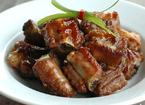 Sườn xào chua ngọt: Món ăn này có vị chua ngọt hơi mặn hài hòa.