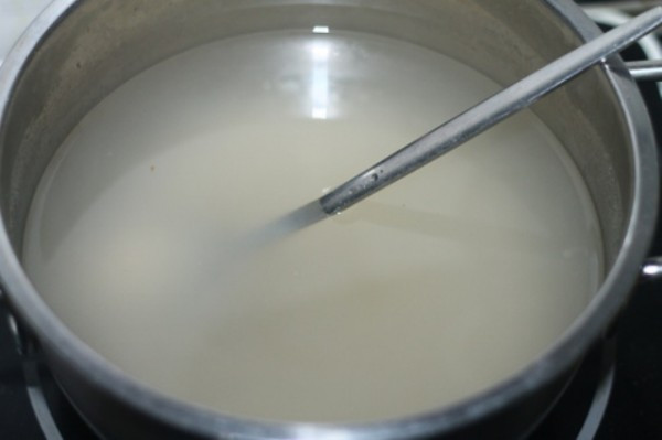 Bước 2: Đặt nồi lên bếp rồi đun sôi khoảng 2 phút, thấy bọt nổi trên thì hớt bọt trong nồi rồi tắt bếp.