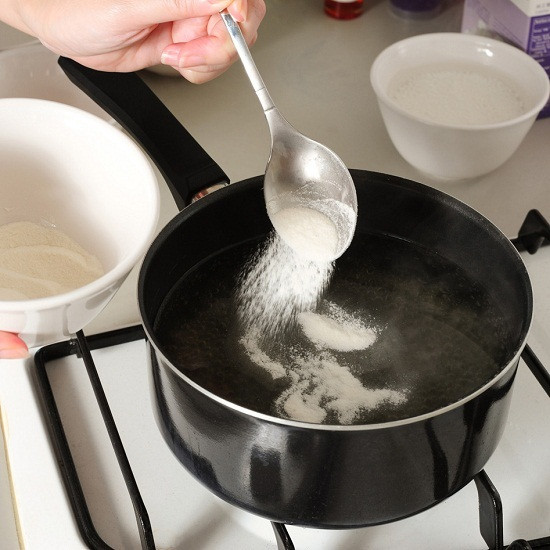 Cách làm mứt Tết rau câu. Bước 1: Cho nước và đường vào nồi, đổ từ từ bột rau câu và dùng tay khuấy đều để bột rau câu không bị vón cục, bạn có thể pha theo tỉ lệ hướng dẫn trên bao bì.