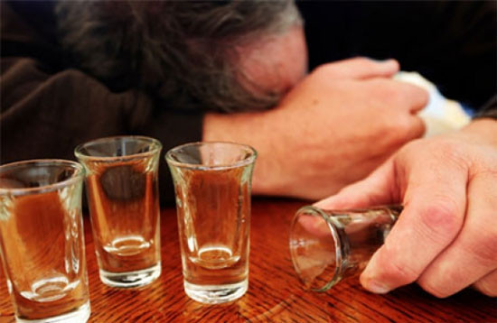 Người uống rượu, bia, hút thuốc lá cũng không nên ăn bưởi vì trong bưởi có chất puranocoumarin có thể làm tăng men ruột, khiến tăng độc tính của nicotin trong thuốc lá và ethanol trong bia rượu càng mạnh lên và gây hại cho sức khoẻ.