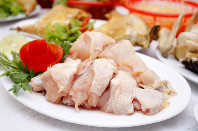 Một số lưu ý khi dùng các bài thuốc chữa bệnh từ thịt gà: những người hay bị dị ứng, nổi mẩn ngứa thì nên tránh ăn gan gà và da gà... Ảnh: Kieu. (Thông tin trong bài chỉ mang tính chất tham khảo, vui lòng hỏi ý kiến bác sĩ khi sử dụng).