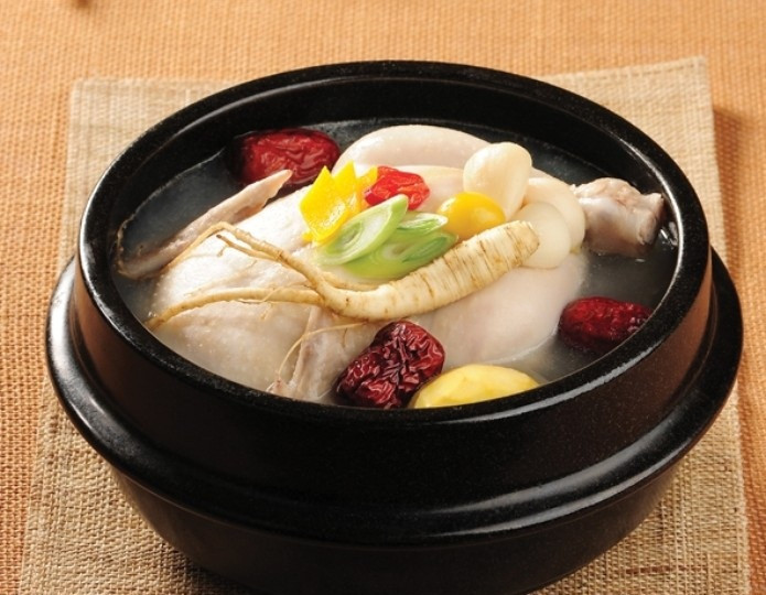 Phụ nữ sau sinh, bệnh nhân hay bị nôn ói có thể chế biến bài thuốc món ăn từ thịt gà như sau: gà 1 con, đương quy, nhân sâm, các loại gia vị. Đem gà cùng với tất cả nguyên liệu hầm nhừ. Ảnh: Hôm nay ăn gì.