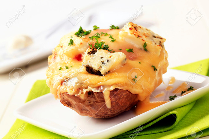 Khoai tây rắc phô mai bỏ lò và nước sốt quả bách xù cũng nằm trong thực đơn này. Ảnh minh họa: Getty