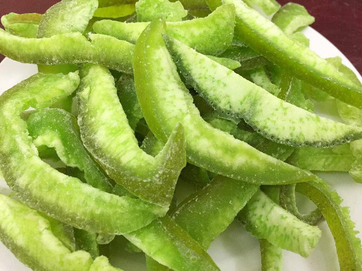 Nhờ cách sấy nên mứt khô ráo, khi ăn không bị cứng, không bị nhão. Mứt có vị ngọt vừa phải, mùi thơm dìu dịu rất ngon và lạ miệng. Nguồn ảnh: Facebook mứt vỏ bưởi sấy dẻo.