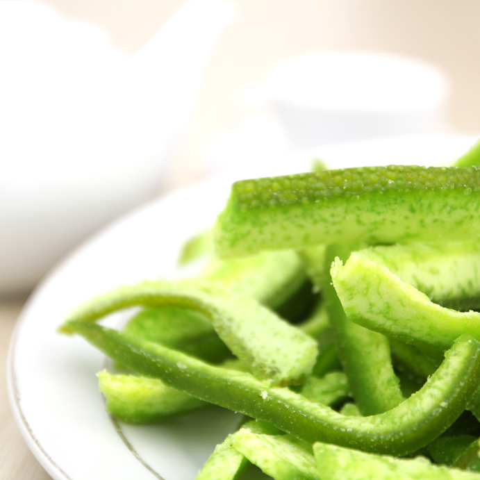 Mứt vỏ bưởi sấy dẻo được chế biến hoàn toàn từ vỏ và cùi bưởi tươi kết hợp nước đường, vani và lá dứa để có màu xanh mướt đẹp mắt. Cách chế biến mứt vỏ bưởi đơn giản nhưng mất khá nhiều thời gian và công sức.
