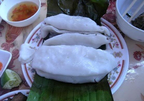Bánh tai Phú Thọ, sở dĩ loại bánh này có tên đó vì hình dạng của chiếc bánh giống như chiếc tai.