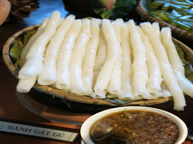 Bánh gật gù: Đây là món bánh được làm từ bột gạo có bề ngoài gần giống bánh phở, bánh cuốn. phổ biến với người dân huyện Tiên Yên, Quảng Ninh.