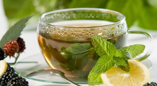 Trà bạc hà lại là lựa chọn tuyệt vời vào những ngày bạn ăn uống quá nhiều chất béo, nhiều đạm, nhiều dầu mỡ...