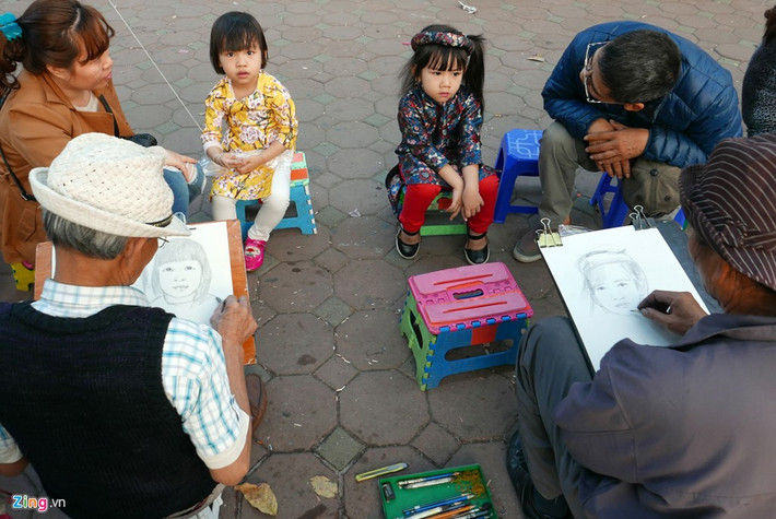 Một số trẻ nhỏ được cha mẹ cho ký họa chân dung để lưu lại chút hoài niệm tuổi thơ khi du xuân ngày Tết.
