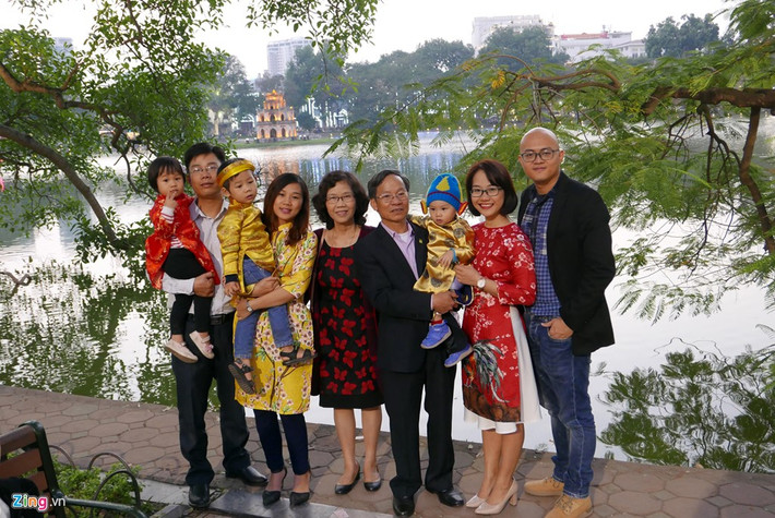 Khu vực hồ Gươm là nơi đông người đổ về nhất, trong đó có nhiều đại gia đình tản bộ, chụp ảnh lưu niệm bên hồ.