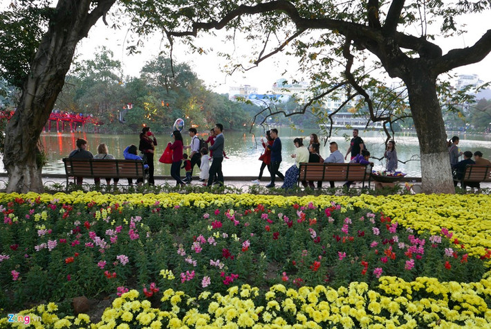 Những tiểu cảnh trang trí hoa rực rỡ sắc màu quanh hồ Gươm.