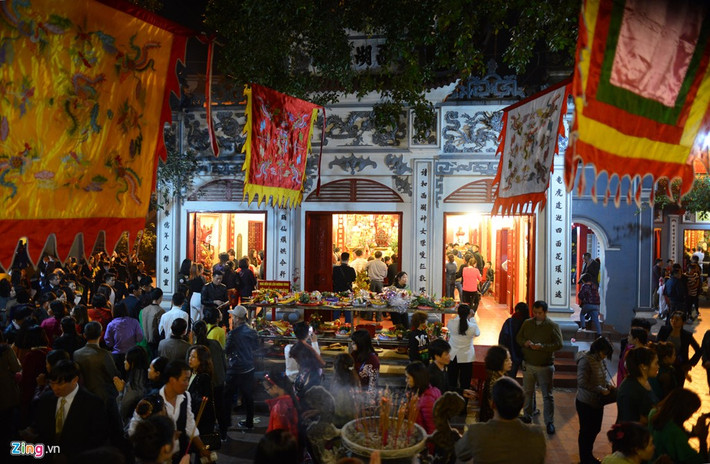 18h30 tại Phủ Tây Hồ, khá đông người dân đổ về làm lễ, cầu chúc may mắn cho năm mới.