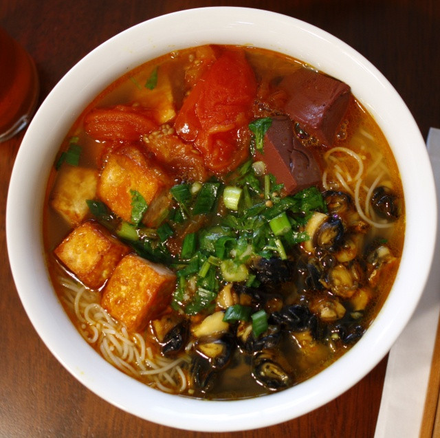 Địa chỉ ăn bún ốc ngon nhất là khu vực phố cổ, chợ Đồng Xuân, một số quán ở Ngã Tư Sở và phố Khương Thượng.