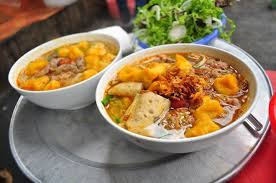 Bún riêu Hà Nội chua chua thơm lừng mùi dấm bỗng, ngọt đậm vị cua, xực nức mùi các loại rau gia vị ăn kèm chắc chắn sẽ không làm bạn thất vọng.