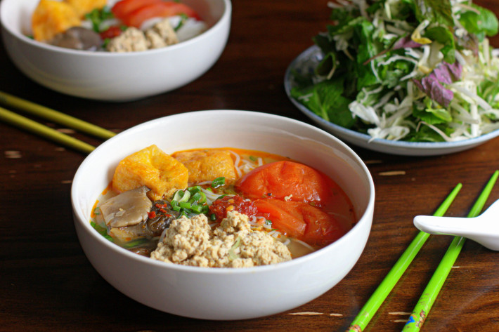 Bún riêu cua có thể tìm thấy ở khu phố cổ, bún riêu của Hồ Tây và nhiều của hàng ở các quận khác của thủ đô.