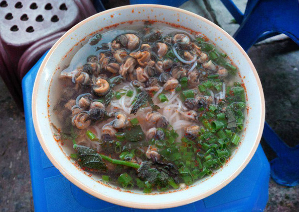 Bún ốc truyền thống: Bún ốc là món ngon Hà Nội làm ấm bụng được bán xuất hiện nhiều nhất trên mọi con phố vào đêm giao thừa.