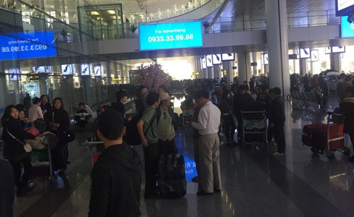 Hàng trăm người phải đứng chờ đón người thân phía ngoài sảnh chờ, nơi đón taxi, xe khách... vì quá tải.