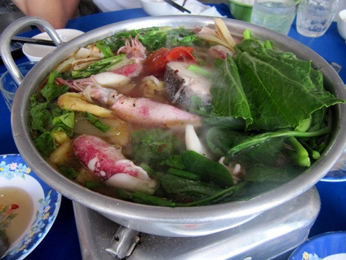 Nguyên nhân của điều này xuất phát từ quan niệm “đen như mực”. Theo đó cha ông ta cho rằng nếu ăn mực vào đầu năm thì cả năm sẽ đen đủi, không may mắn.