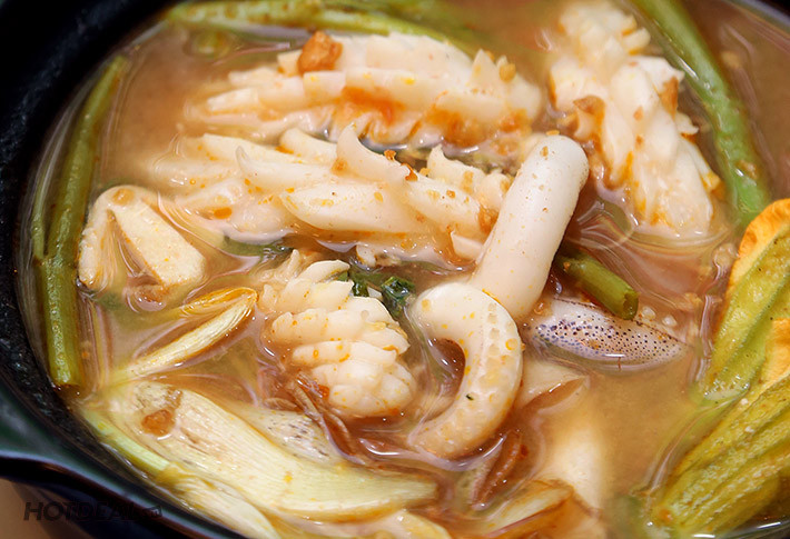 Món lẩu hải sản có mực là món ăn đầu tiên nên tránh ngày đầu năm mới.