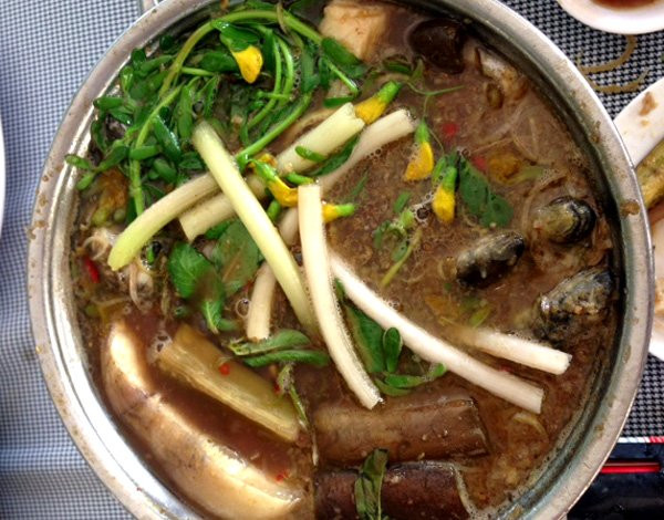 Cuối cùng là món lẩu mắm đặc sản. Món lẩu này cũng nên tránh thưởng thức ngày đầu năm mới vì có thể mang lại nhiều xui xẻo. Nguồn ảnh: Ẩm thực Sài Gòn, Món ngon 3 miền.