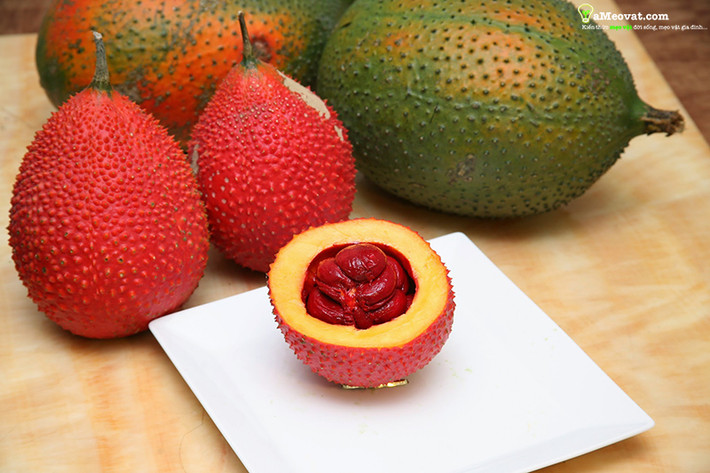 Nguyên liệu cần chuẩn bị để làm mứt gấc: 1 - 2 quả gấc chín, 1 quả chanh tươi, đường đỏ.