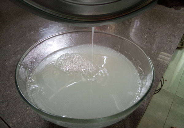 Uống nước cơm chống mất nước trong cơ thể.