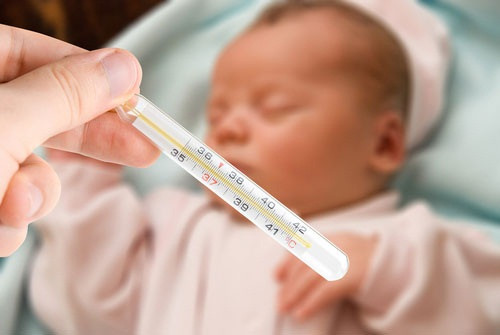 Nước cơm giúp hạ sốt: Bài thuốc từ nước cơm này có thể áp dụng với trẻ em. Khi bé bị sốt mẹ hãy chắt lấy nước cơm vào bát, để nguội bớt và cho bé uống nhiều lần trong ngày.