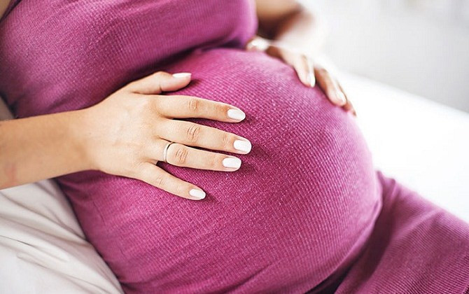 Bụng bầu tụt xuống thấp hơn so với trước đó là một dấu hiệu thường gặp ở các bà bầu những tuần cuối. Việc bé tụt xuống thấp chính là để tạo điều kiện thuận lợi giúp bé chào đời sau đó.