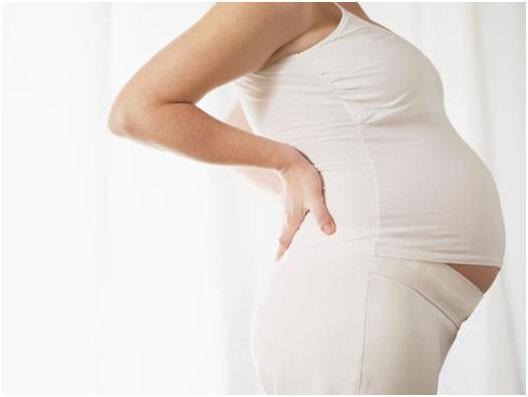 Nguyên nhân của việc này là do hoóc môn Relaxin trong cơ thể đang được sản sinh ngày càng nhiều để giúp khung chậu, các khớp và dây chẳng trên cơ thể giãn nở chuẩn bị cho bé ra đời