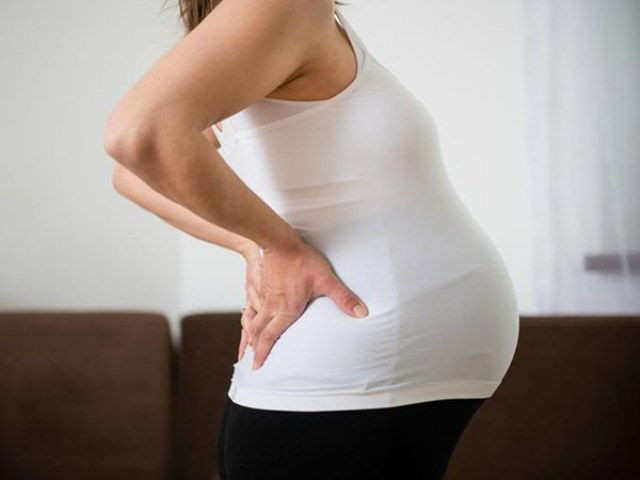 Đau lưng nhiều hơn, cảm giác đau bại nặng nề vùng hông cũng là dấu hiệu cảnh báo sớm việc bạn sắp chuyển dạ sinh con.