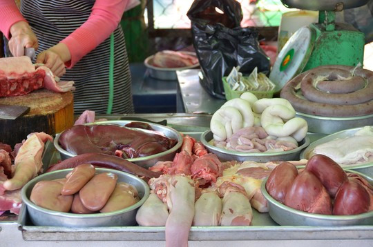 Một nguy hiểm tiềm ẩn của lòng lợn nữa mà bạn hoàn toàn có thể mắc phải đó là ăn phải lòng lợn, nội tạng động vật thối được tẩy rửa bảo quản bằng hóa chất nguy hiểm với sức khỏe và tăng nguy cơ bệnh ung thư.