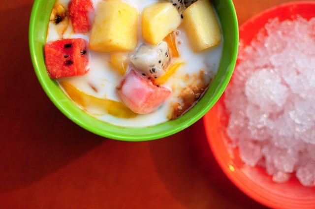Để có sẵn bạn hãy chuẩn bị sữa chua và hoa quả tươi tại nhà. Khi có khách chỉ cần cắt hoa quả thành miếng nhỏ rồi đổ sữa chua và thêm chút sữa đặc có đường cùng chút đá và là có thể thưởng thức ngon lành.