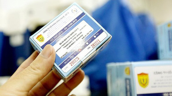 Ngày 20/1, thông tin từ Tổng cục Hải quan cho biết, que thử test nhanh xét nghiệm định tính kháng nguyên vi rút SARS-CoV-2 từ Trung Quốc với số lượng là 3 triệu test, giá khai báo 0,955 USD/test (khoảng 21,56 ngàn đồng/test), với tổng trị giá là 64,68 tỷ đồng.